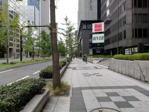 大阪御堂筋ビルの前の道（御堂筋沿い南方向）